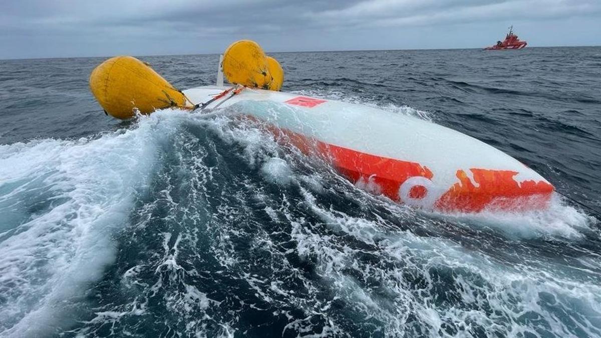 Así fue rescatado el tripulante del velero volcado en Malpica.