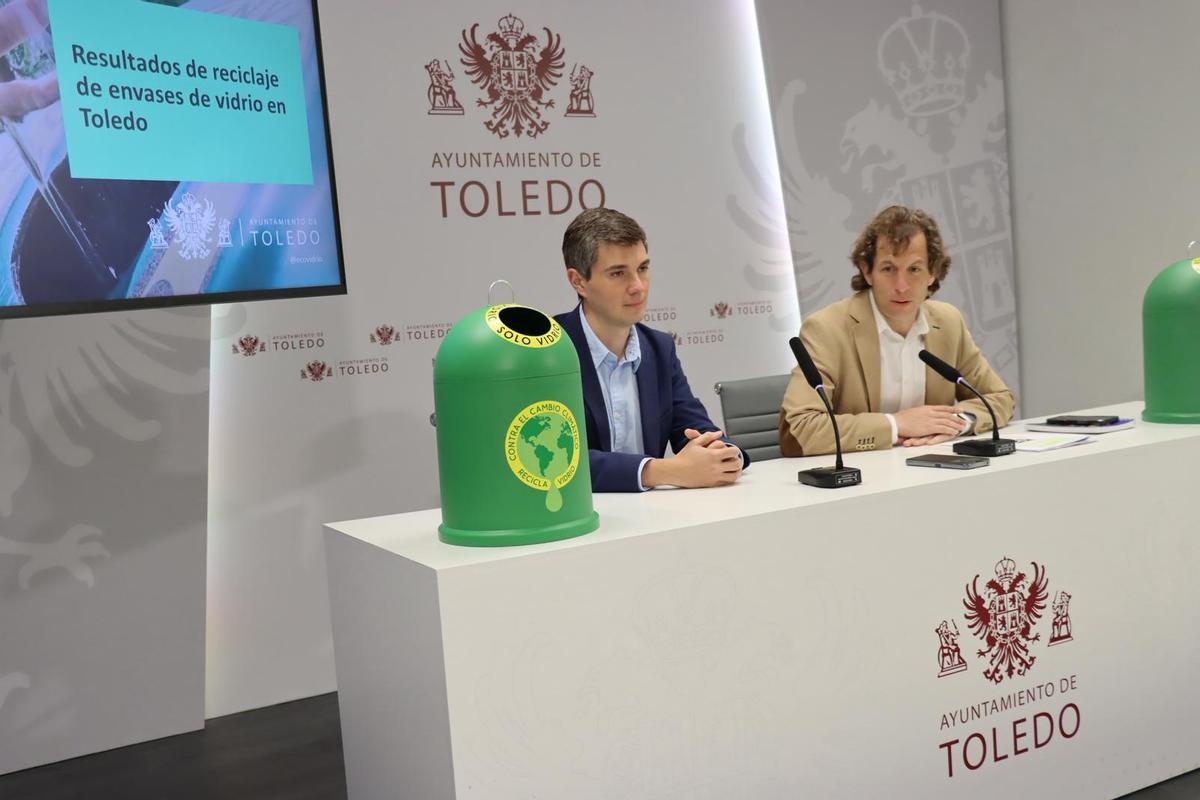 Rubén Lozano y Carlos del Corte presentando los datos de reciclaje de vidrio en Toledo en 2025