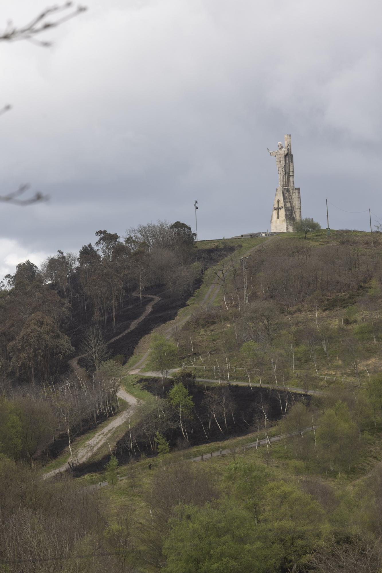 El Naranco, en Oviedo, devastado por las llamas