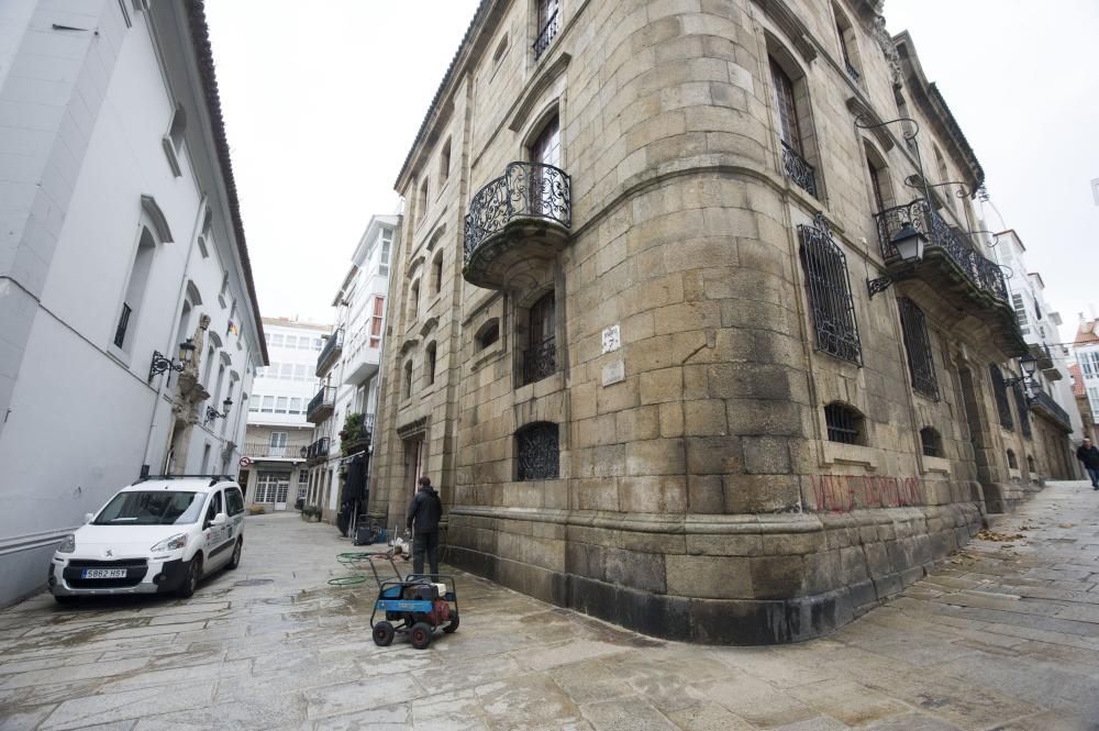 El inmueble de la familia Franco, catalogado con la máxima protección monumental, apareción con pintadas el pasado 20N. Operarios comenzaron a limpiarlo con agua y arena a presión sin autorización.