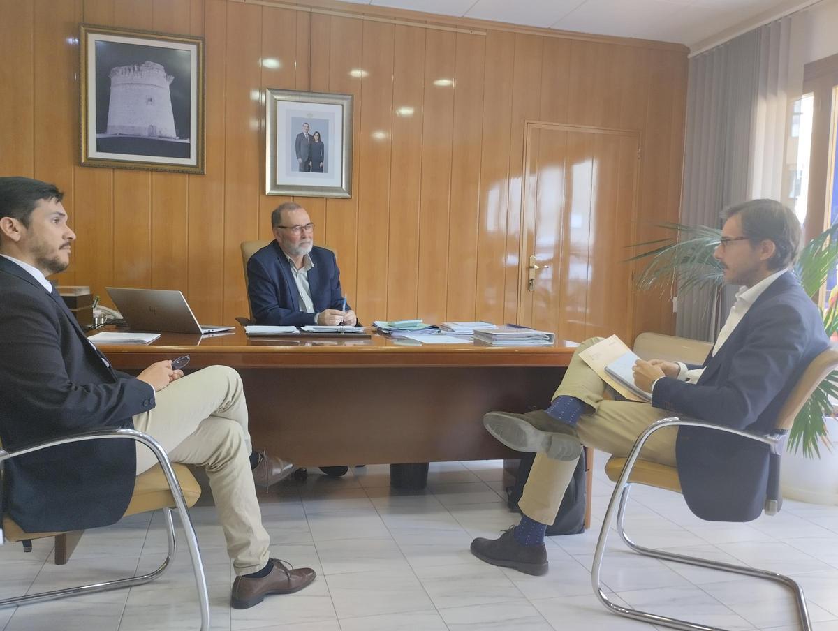 El alcalde, en el centro, con el edil de Infraestructura Pública y el director general de Infraestructuras Educativas
