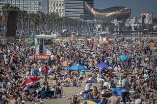 Identificado el ladrón grabado por la tele mientras robaba en una playa de Barcelona