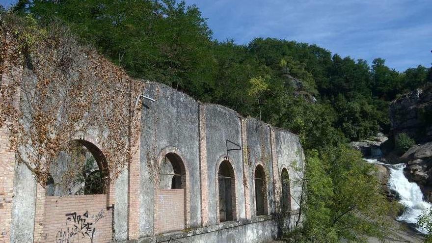 Parte de las ruinas de la Fábrica da Luz en la finca de Segade. // Noé Parga