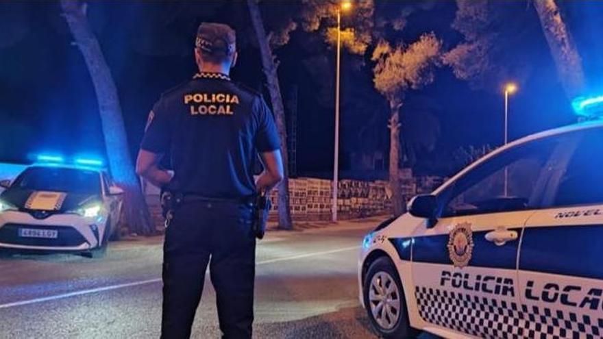 Uno de los habituales controles nocturnos de la Policía Local de Novelda.