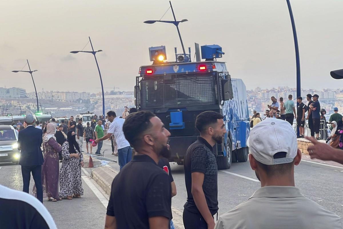Cientos de migrantes cruzan la frontera y llegan a nado a Ceuta.