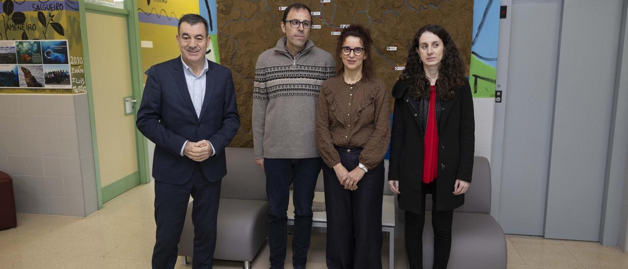 Román Rodríguez, esquerda, Óscar Rey, Fina Paulos e Lorena Cerdeira, no IES de Zas.