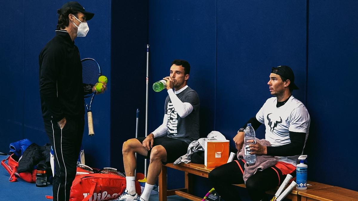 Nadal y Bautista conversan con Carlos Moyá durante un paró en el entrenamiento.