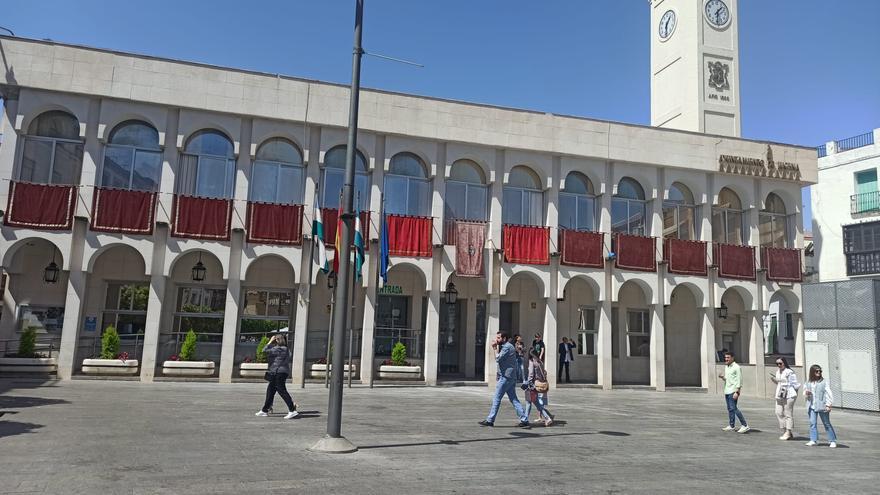 Una fuga en el jardín vertical del Ayuntamiento de Lucena causa una inundación en el edificio