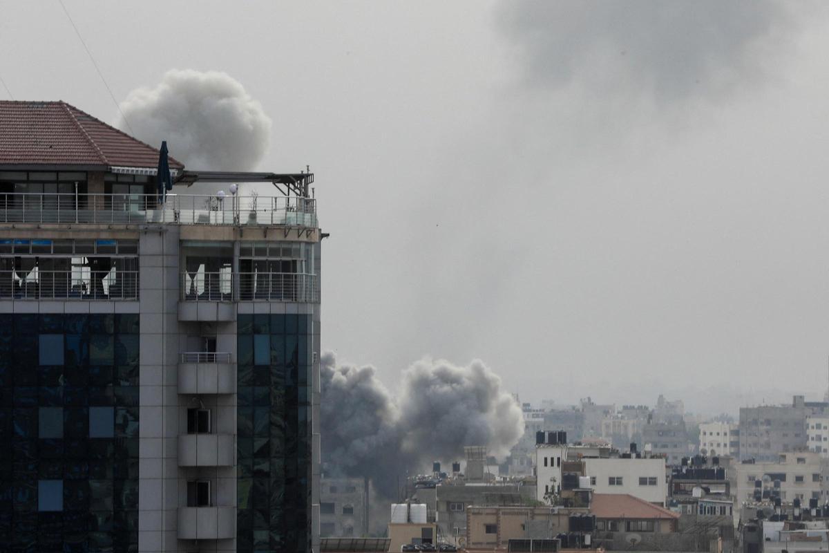 Columnas de humo sobre la ciudad de Gaza