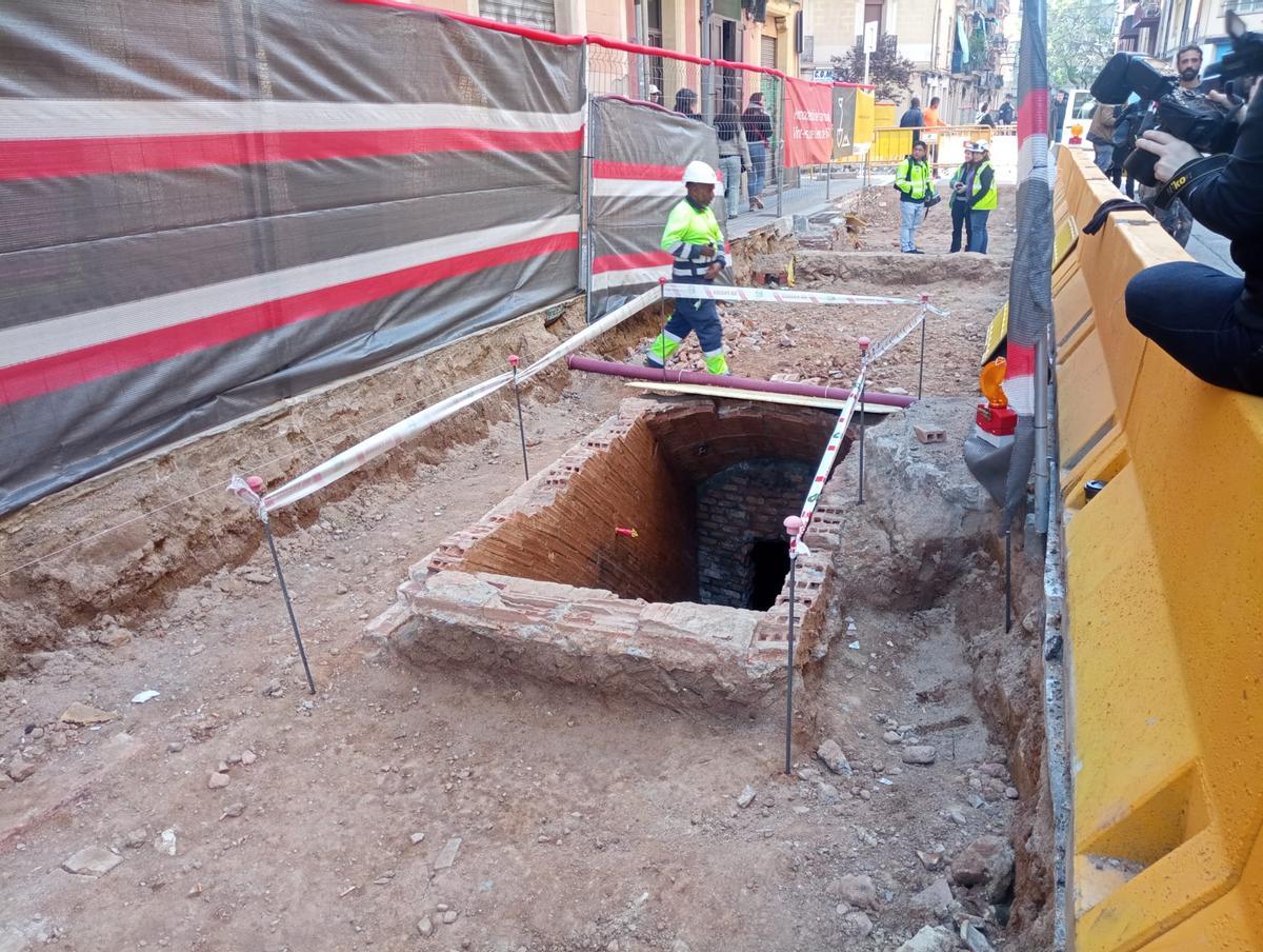 Acceso a uno de los refugios encontrados en la calle 26 de gener de 1641 de Sants