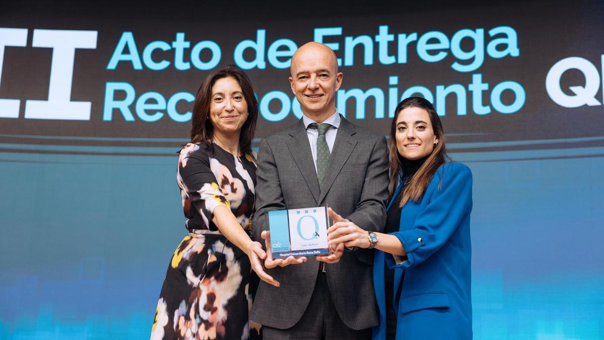 El director gerente del Hospital Universitario Reina Sofía, Francisco Triviño, con reconocimiento QH+ 3.