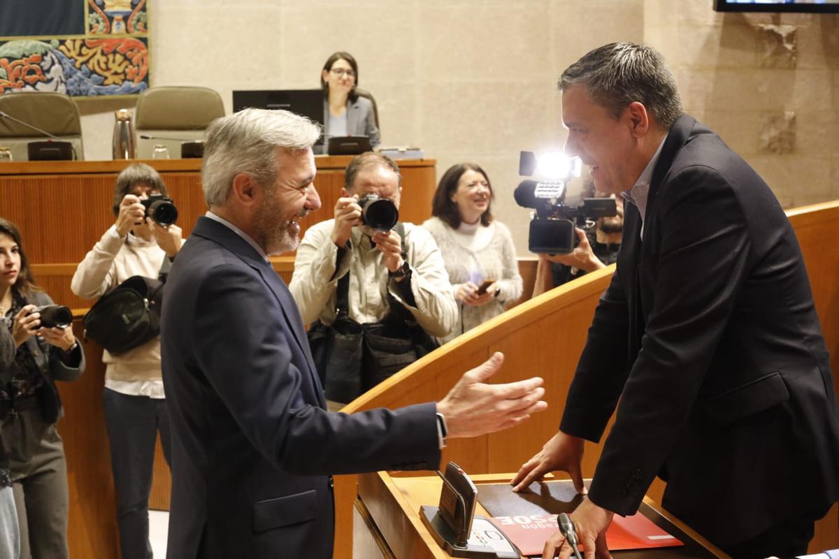 Azcón y el portavoz del PSOE, Fernando Sabés, se saludan al inicio del pleno de este jueves.