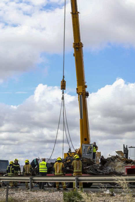 El accidente de la A-7 ha causado tres fallecidos y ha obligado a desviar el tráfico.