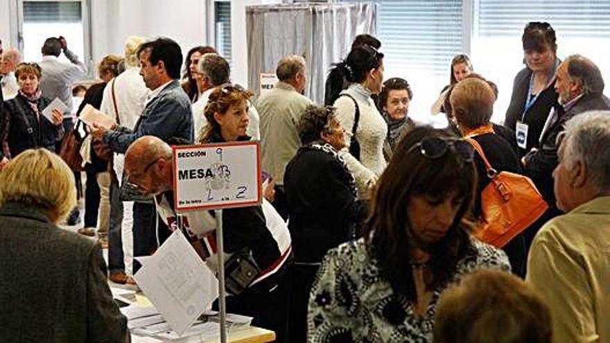 Electores durante los comicios de 2015 hacen cola para ejercer su derecho a voto.