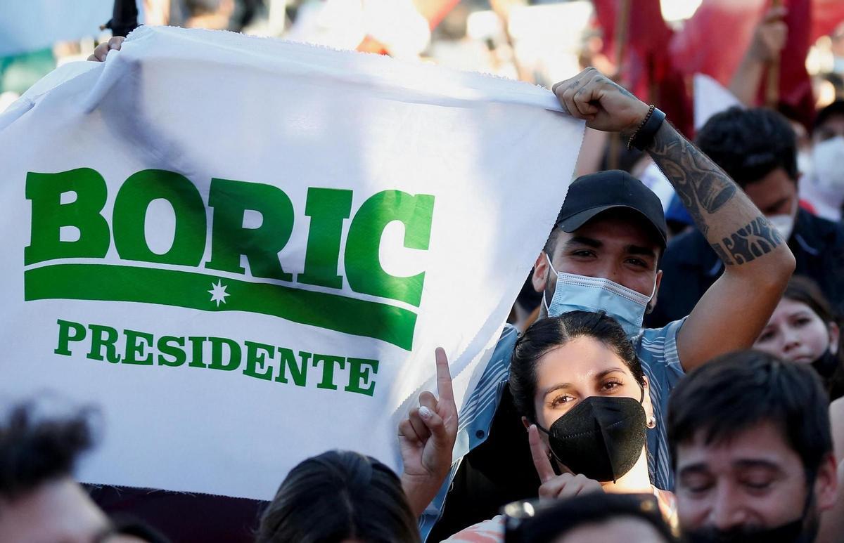 Seguidores del nuevo presidente muestran carteles de apoyo.jpg Seguidores del nuevo presidente muestran carteles de apoyo.jpg