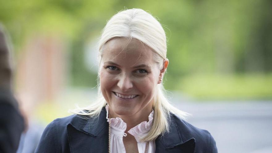 fotos de la princesa Mette-Marit de Noruega con respirador tras su desastrosa entrevista sobre Epstein