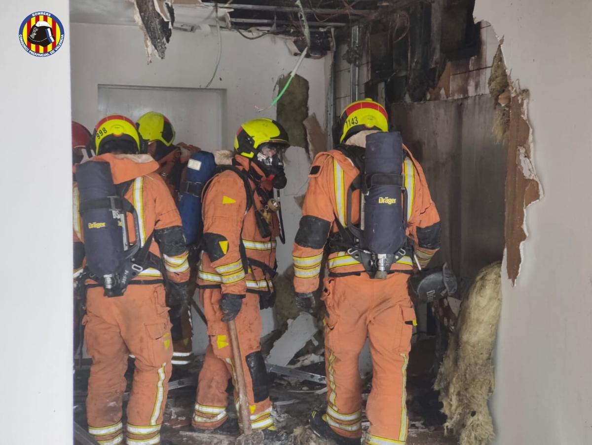 Bomberos dentro del local tras sofocar el incendio.