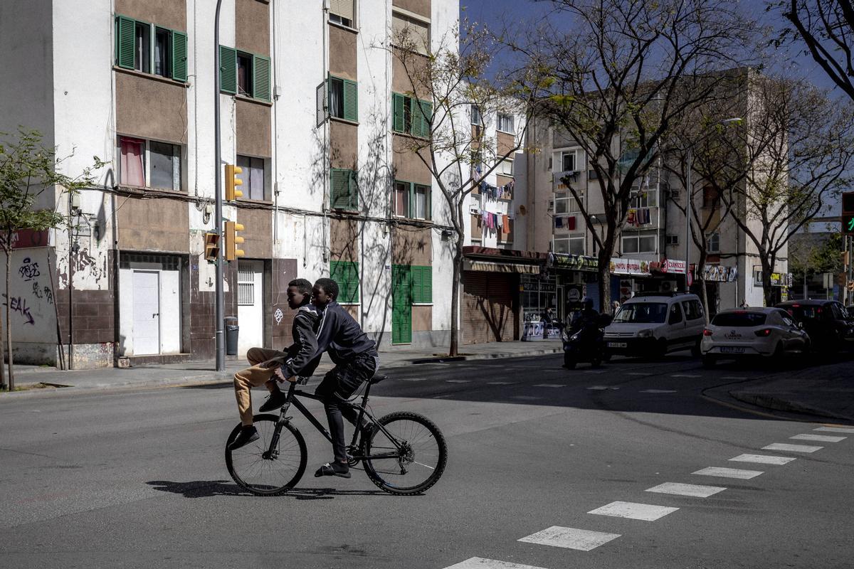 Dos niños en bicicleta en el barrio de Son Gotleu.