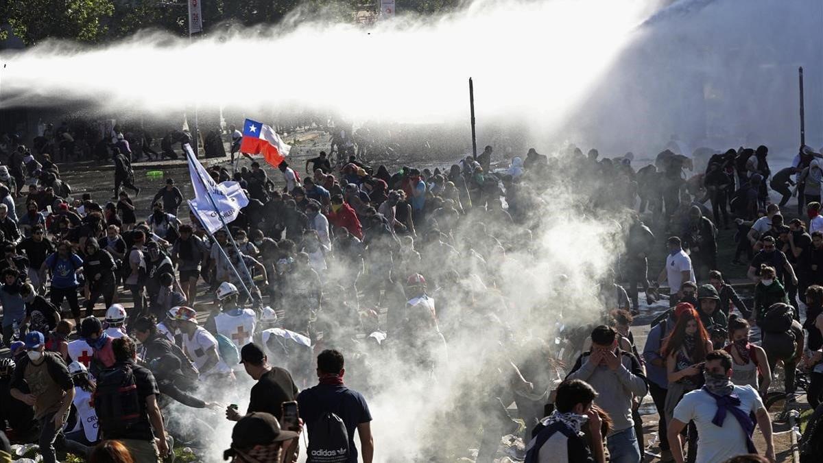 Enfrentamientos entre manifestantes y policías en Santiago de Chile.