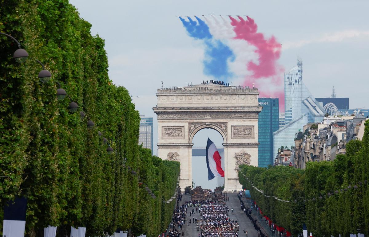 París celebra por todo alto el aniversario de la toma de la Bastilla.