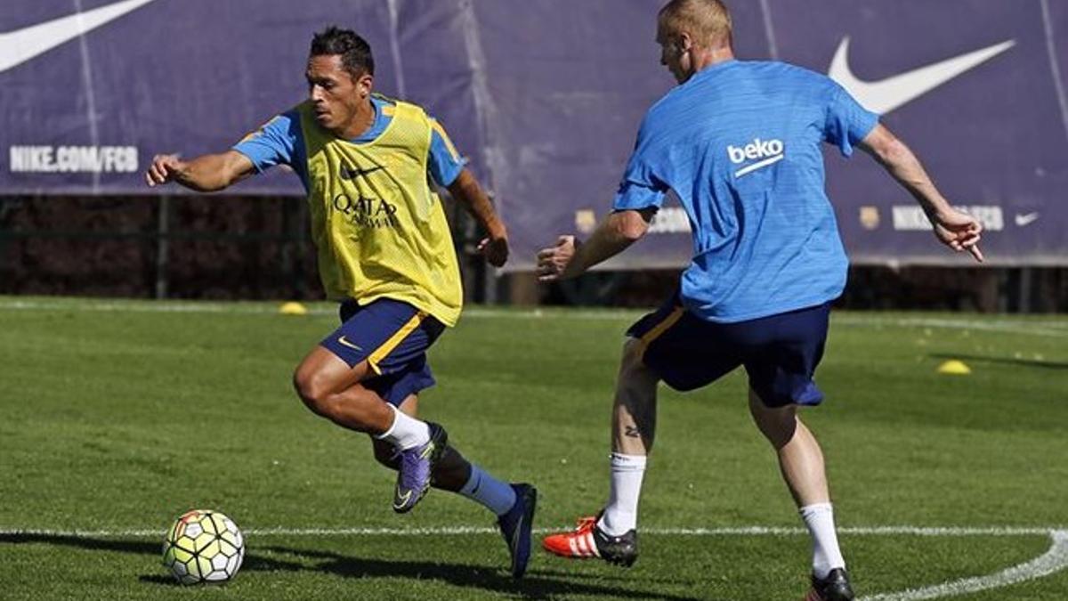 Mathieu y Adriano, bajas ante el Athletic