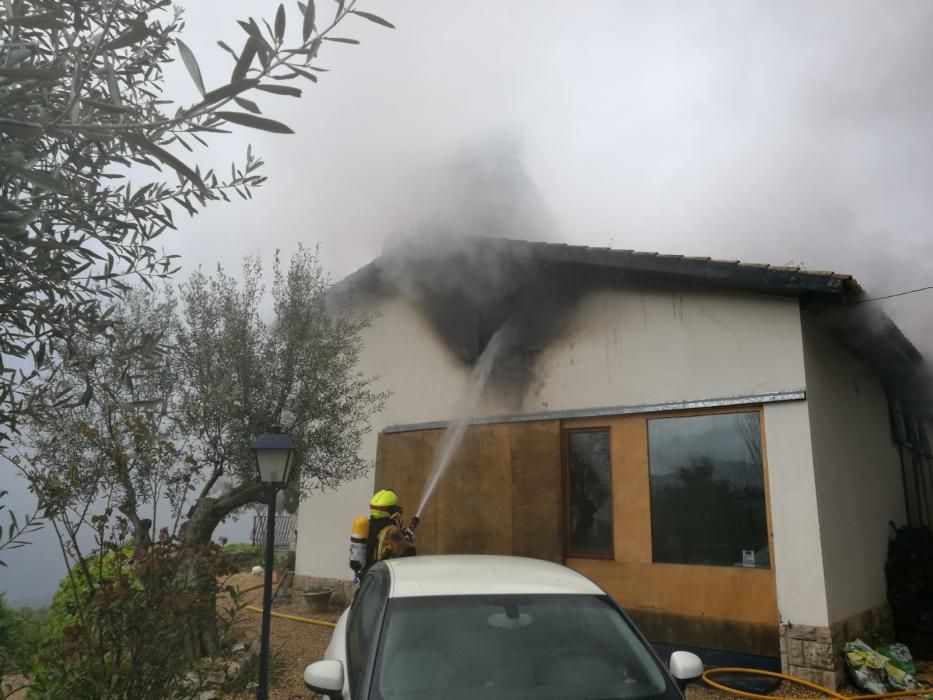 Arde un chalé en Benimantell