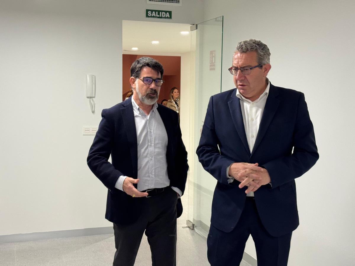 El alcalde de San Vicente y el presidente de la Diputación, en el renovado Casal de la Festa