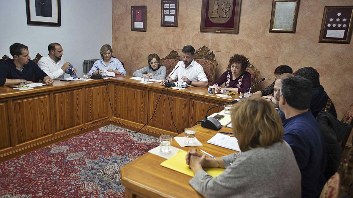 Imagen de archivo de un pleno de la Font de la Figuera, con Penadés (PP) la tercera por la izquierda | PERALES IBORRA