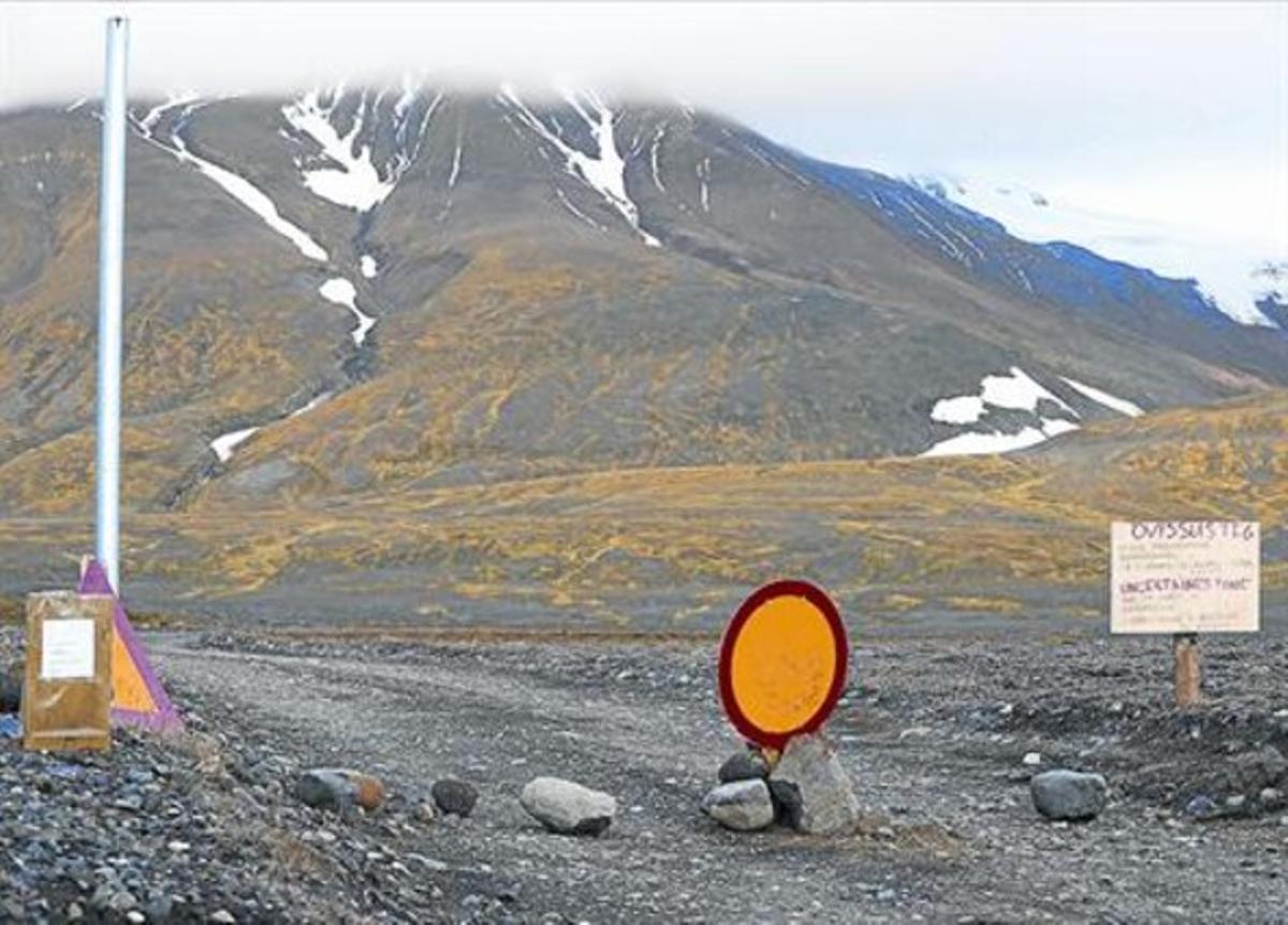 Cartells de prohibició tallen el pas al volcà Bárdarbunga, a Islàndia, ahir.
