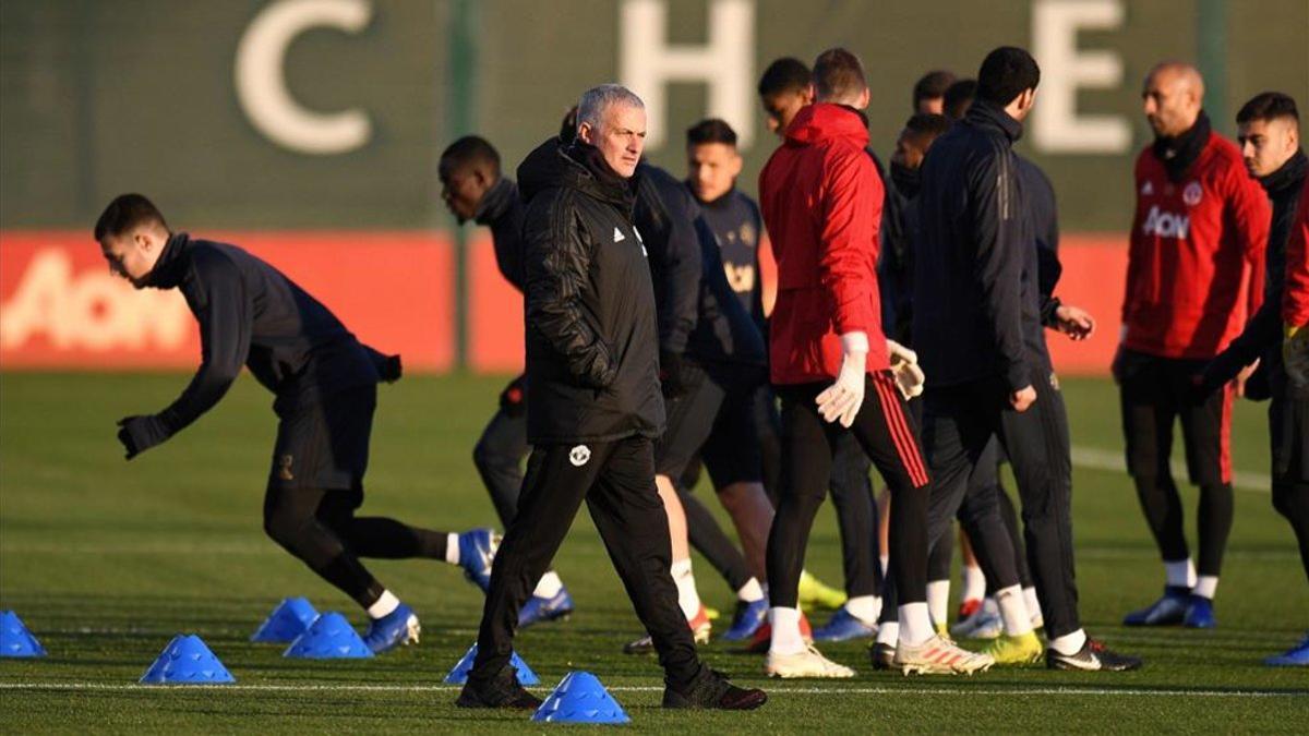 Mourinho, dirigiendo un entrenamiento del Manchester United