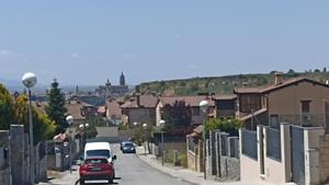 Vista de varios chalés de El Sotillo, en La Lastrilla, con la catedral de Segovia al fondo.