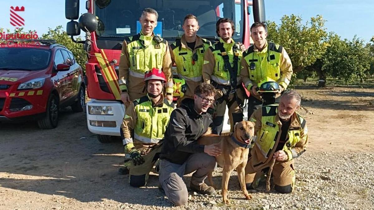 Vídeo: Bomberos de Castellón rescatan a un perro de un pozo de 20 metros en Benicarló