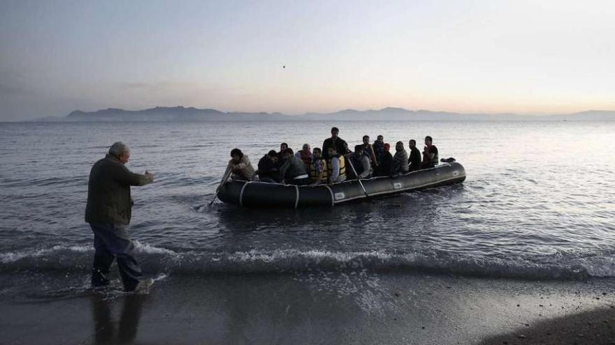 Un grupo de refugiados sirios desembarca en una playa de la isla griega de Kos. // Efe