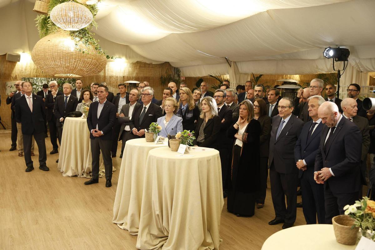 Asistentes a la cena de bienvenida. Por la derecha, en primera fila, Juan Cofiño, Jesús María Chamorro, Javier Moll, Gimena Llamedo, Ainhoa Moll y Arantza Sarasola.