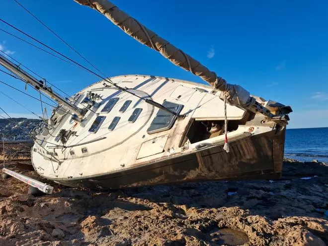 Nueve meses encallado en Xàbia: las imágenes del gran velero