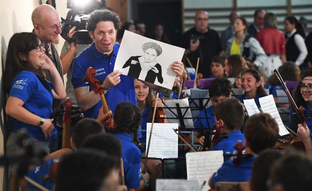 Gustavo Dudamel, con 200 niños músicos de A Coruña