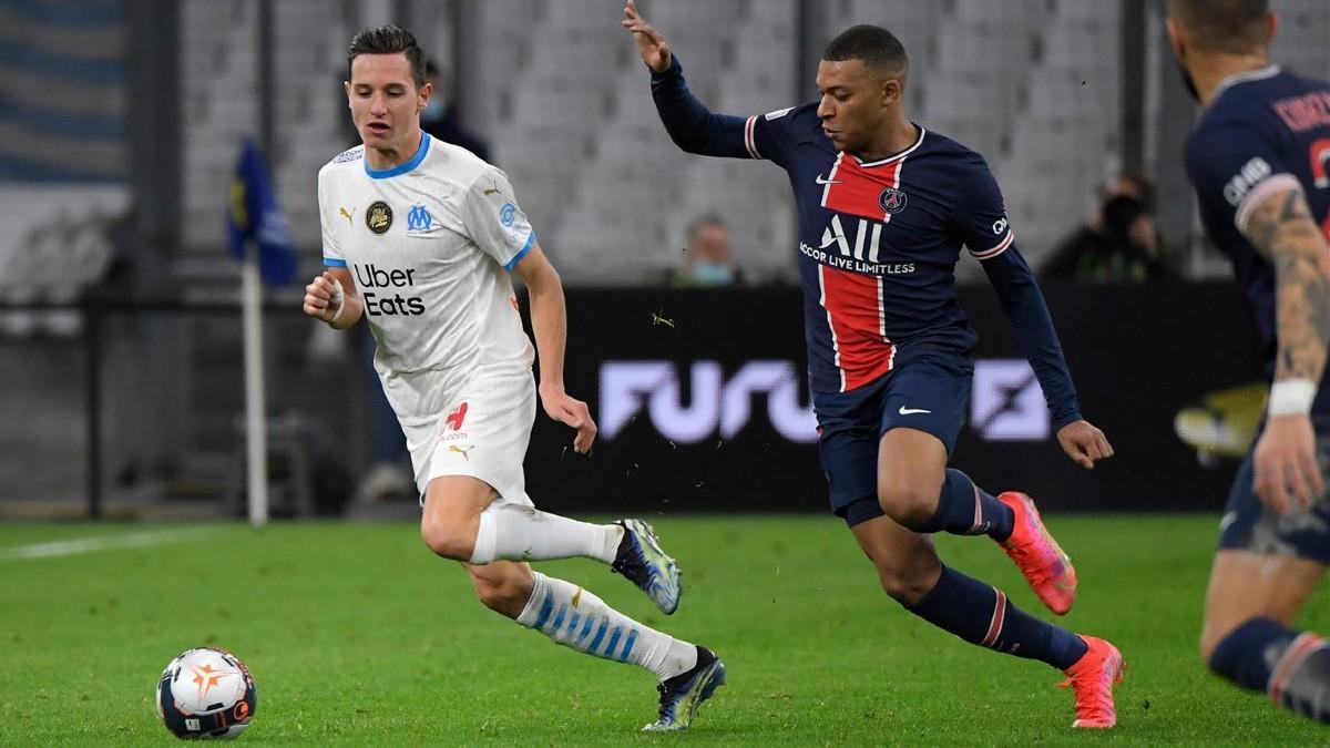 Mbappé trata de controlar un balón ante Thauvin durante el Marsella -  PSG