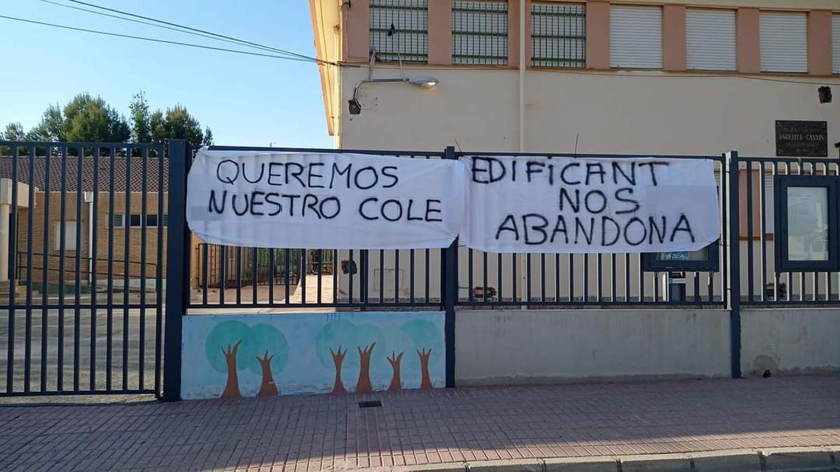 Pancartas colocadas por las madres y padres del CEIP Canyis de Monóvar en el centro educativo.