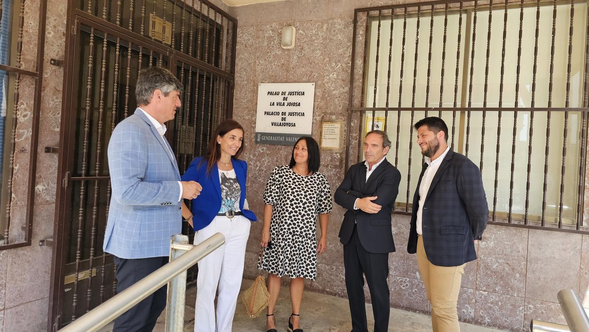 El alcalde, concejales, la consellera y el director general de Patrimonio a las puertas de los antiguos juzgados.