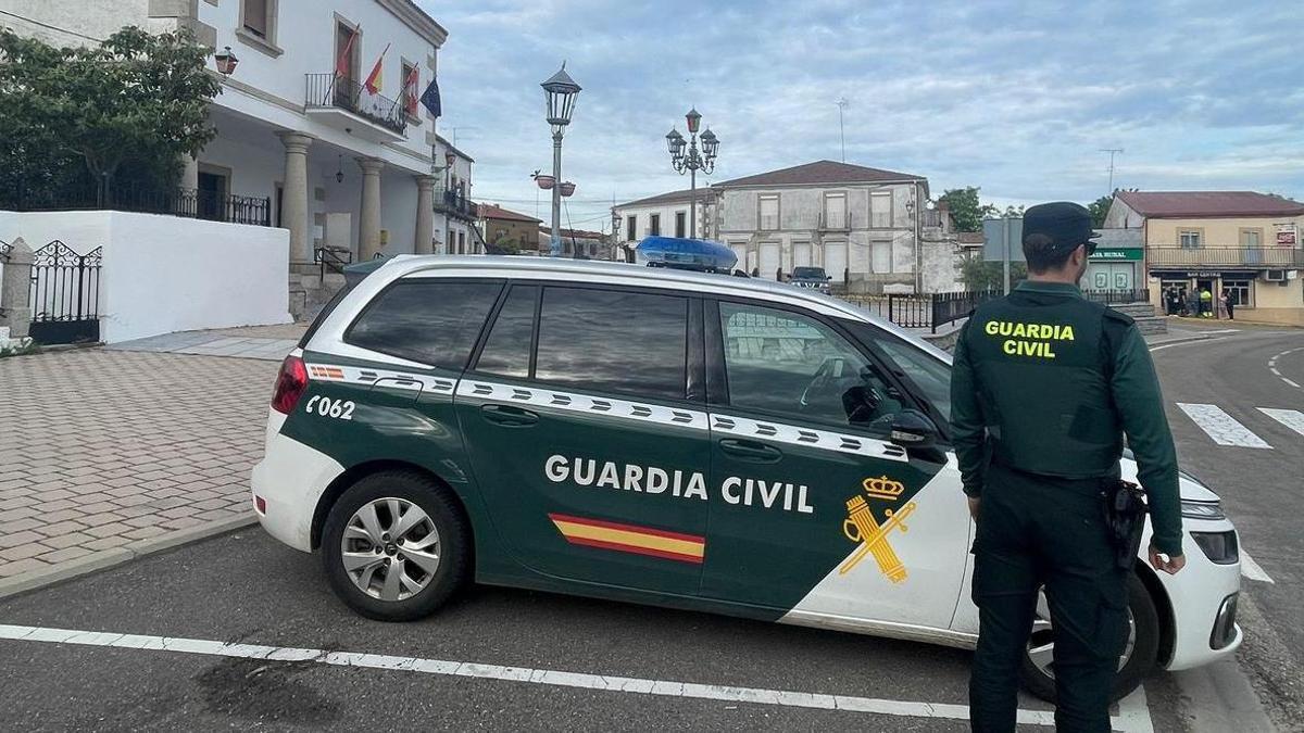 Una patrulla de la Guardia Civil, ayer junto al Ayuntamiento en Almeida de Sayago