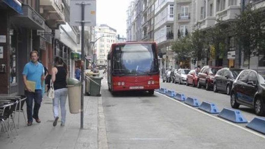 Autobús a su paso por el carril bus en la calle Francisco Mariño. / thais r. paz
