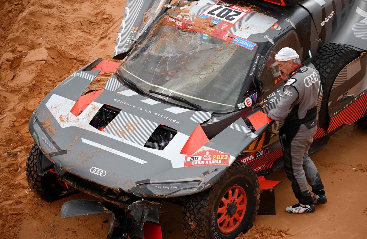 Carlos Sainz, junto a su automóvil después de un accidente durante la Etapa 9 del rally Dakar 2023