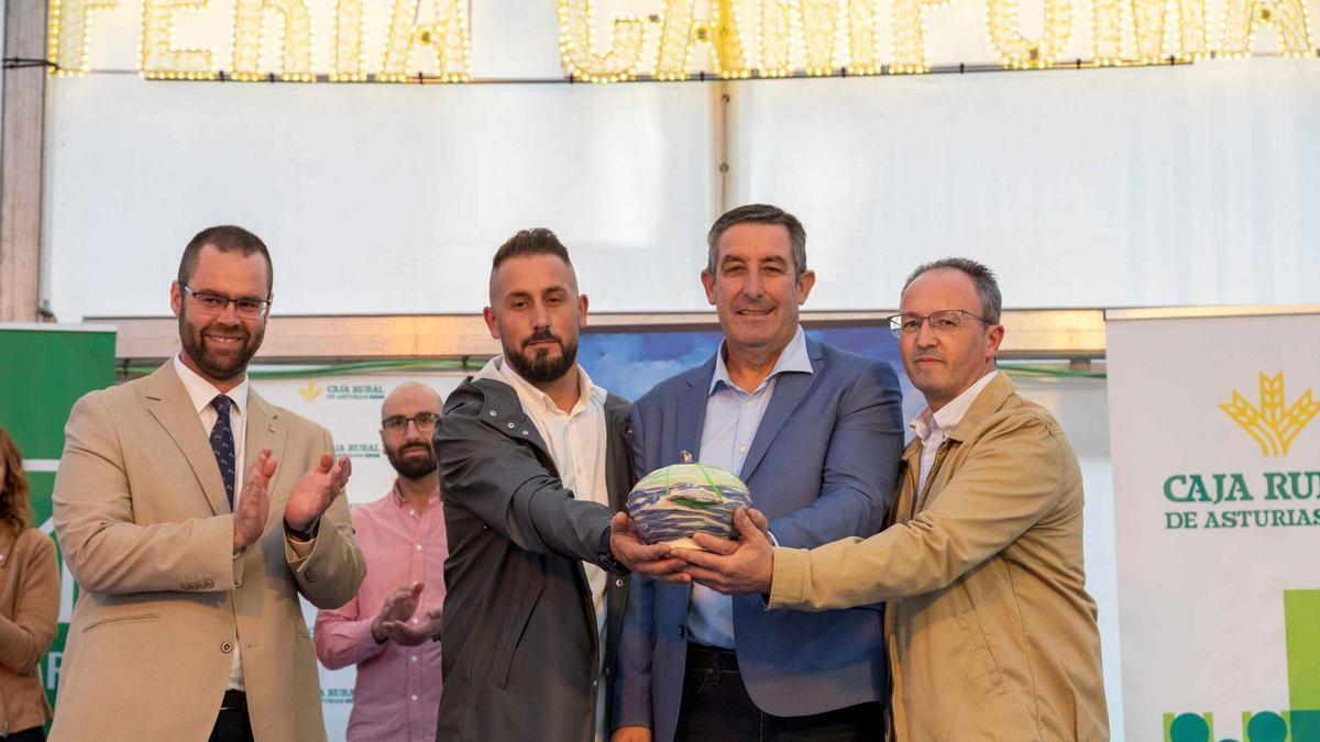 En imágenes: Pirotecnia Reiriz recibe el "Requesón de honor" de la Feria Campomar, en Tapia