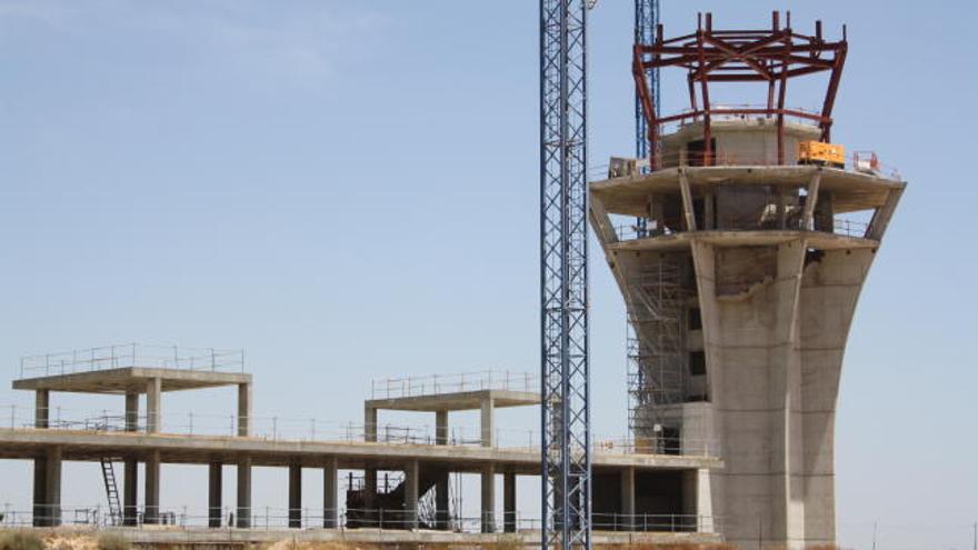 Obras de lo que será la torre de control del Aeropuerto Internacional de la Región de Murcia, cuya estructura está prácticamente finalizada