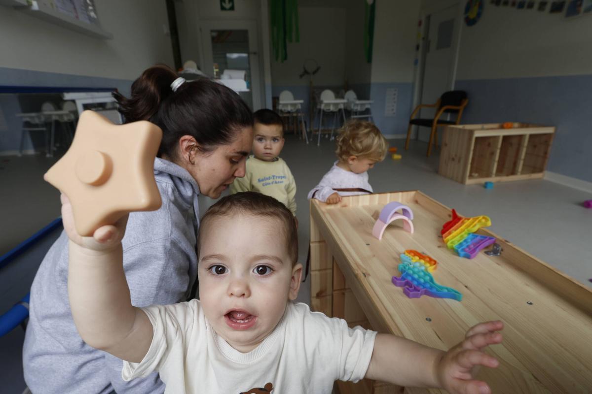 María García con los pequeños Enol Peña, Deva Fernández y Miguel Rodríguez en la escuelina de La Veiga.