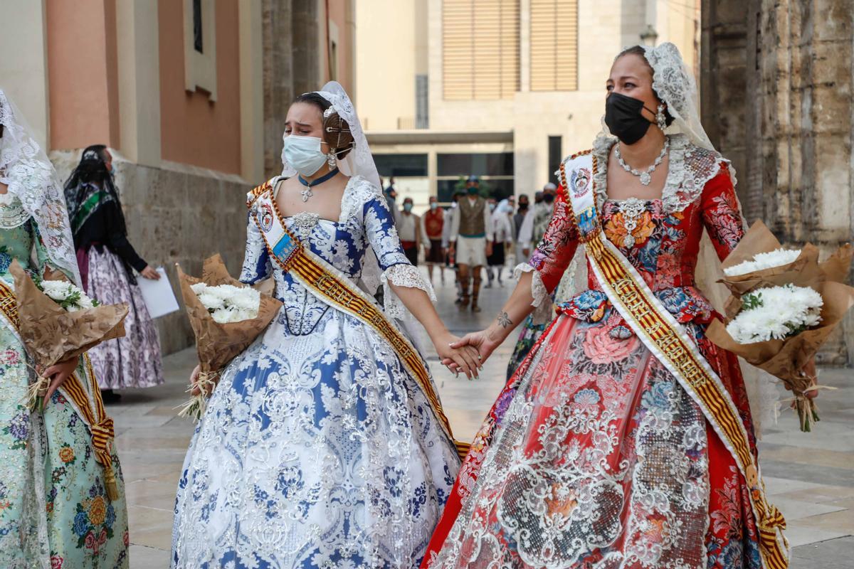 Comisiones que han desfilado por las calles Mar y Avellanas entre las 19.00 y las 20.00 horas Comisiones que han desfilado por las calles Mar y Avellanas entre las 19.00 y las 20.00 horas