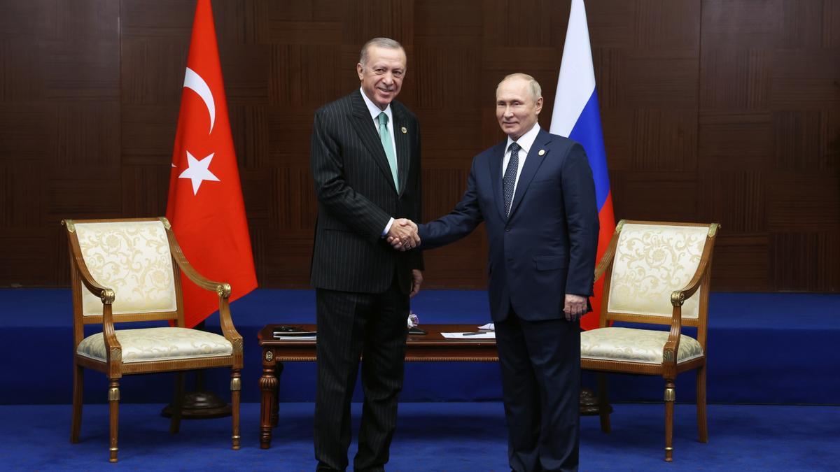 El presidente turco Recep Tayyip Erdogan, junto a su homólogo ruso, Vladímir Putin