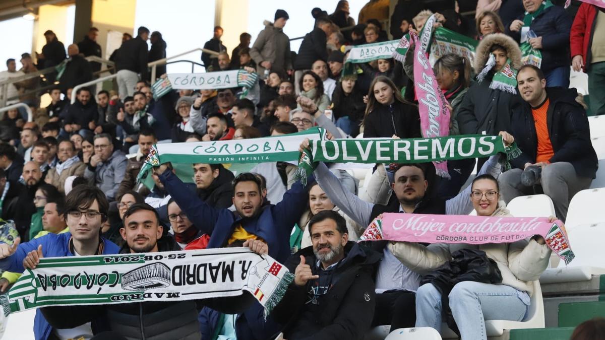 La afición blanquiverde en El Arcángel en el Córdoba CF- Real Madrid Castilla.