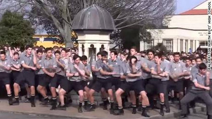 Impresionante &#039;haka&#039; por un profesor fallecido