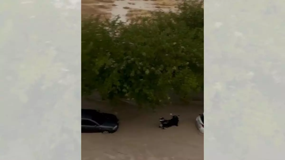 Desalojan el pabellón de María de Huerva: "Nos ha llegado el agua a los tobillos"